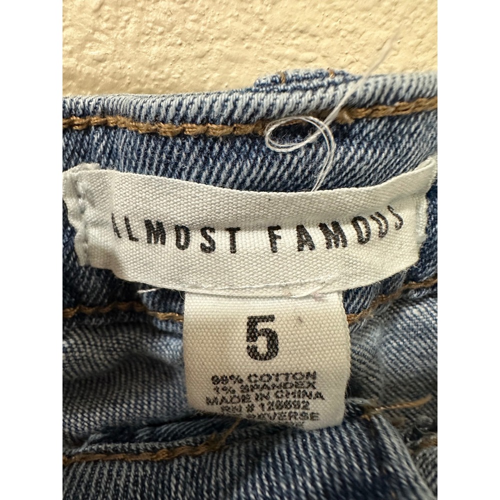 Almost Famous Womens Medium Wash Frayed Raw Hem Denim Jean Shorts Size 5 - Picture 3 of 4